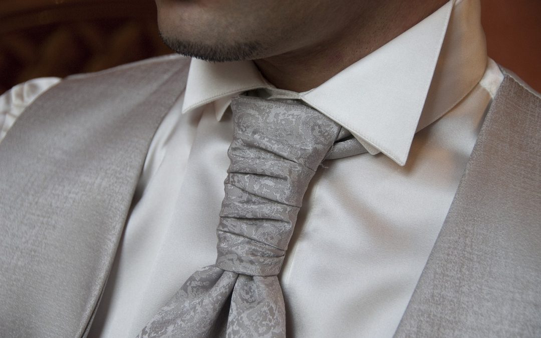 ¿De qué color debe ser la corbata del novio?