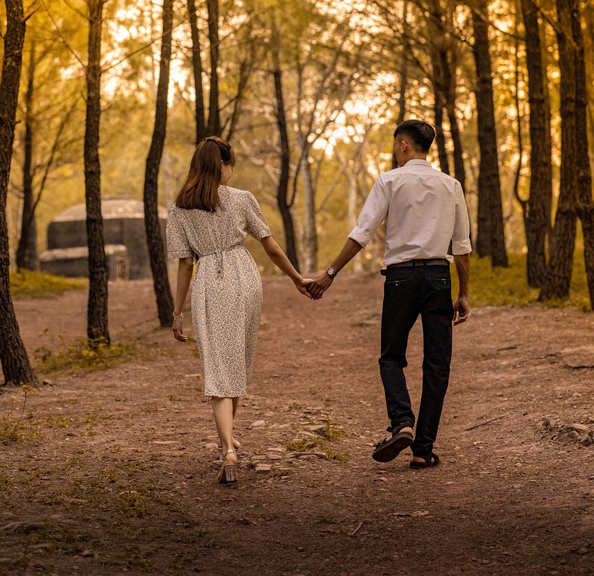 ¿Cómo debe vestir un hombre en una boda informal de verano?