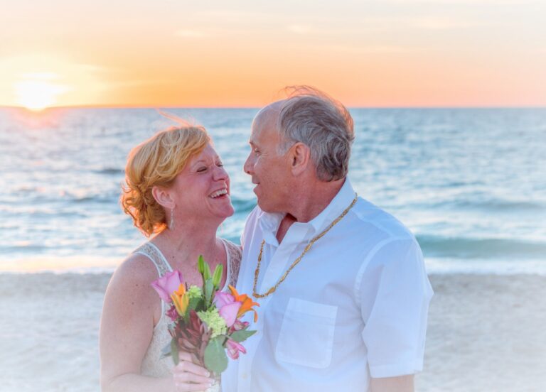 ¿Cómo debe ser un traje de novio informal? te daremos algunos consejos y recomendaciones para vestir en tu boda con un traje de novio informal