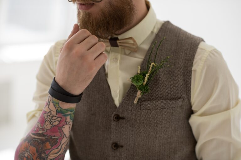 Eleva tu estilo: chalecos para hombre en bodas con un toque original