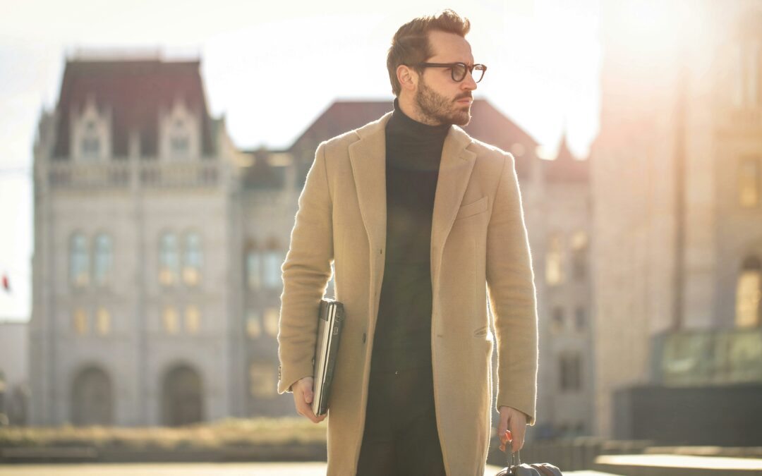 Para ayudarte a que sea más sencillo lucir un abrigo largo de hombre, vamos a explicarte qué tener en cuenta y cómo combinarlo correctamente.