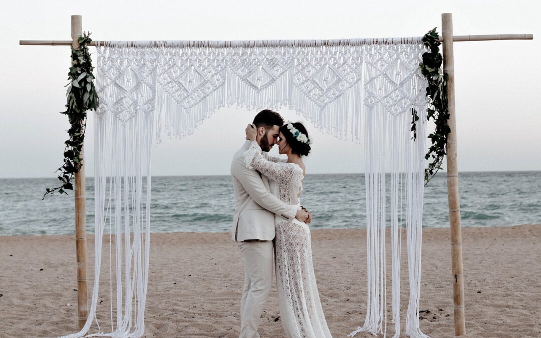 Cómo combinar el traje del novio con el vestido de la novia