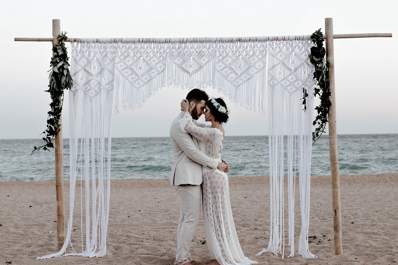 Cómo combinar el traje del novio con el vestido de la novia
