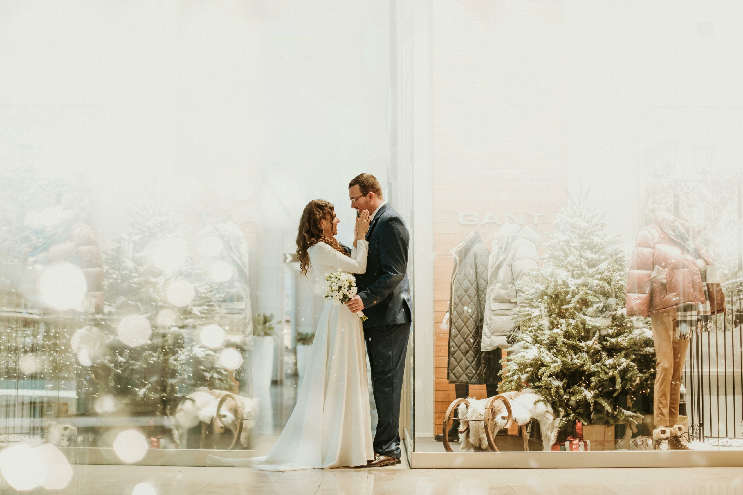 Trajes de novio para una boda en Navidad