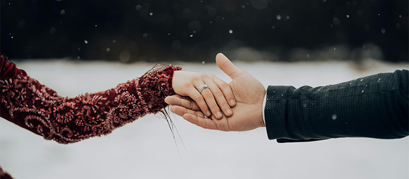 Te damos todos los detalles sobre los trajes de novio para una boda en Navidad. Si te casas en esta época, no puedes perderte éste artículo.