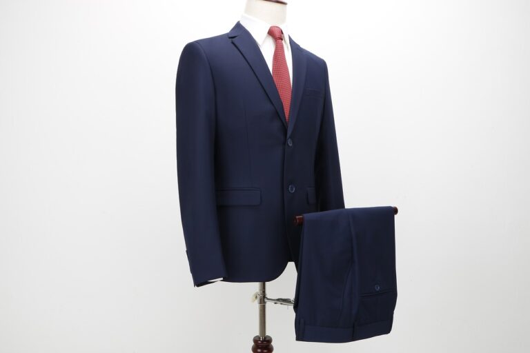 Cómo combinar un pantalón azul marino en hombres