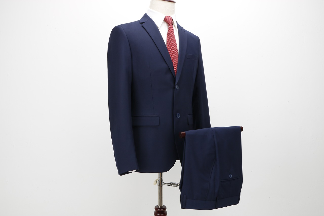 Cómo combinar un pantalón azul marino en hombres