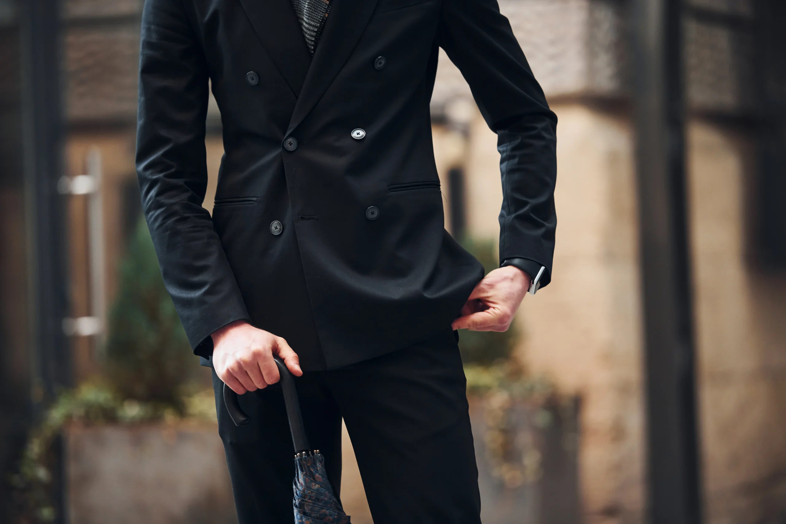 Traje cruzado negro de hombre