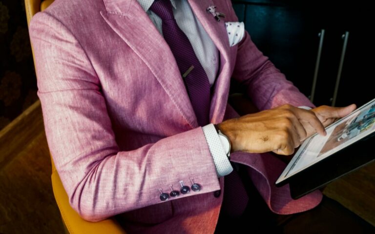 Los colores de trajes de novio más elegantes para 2025