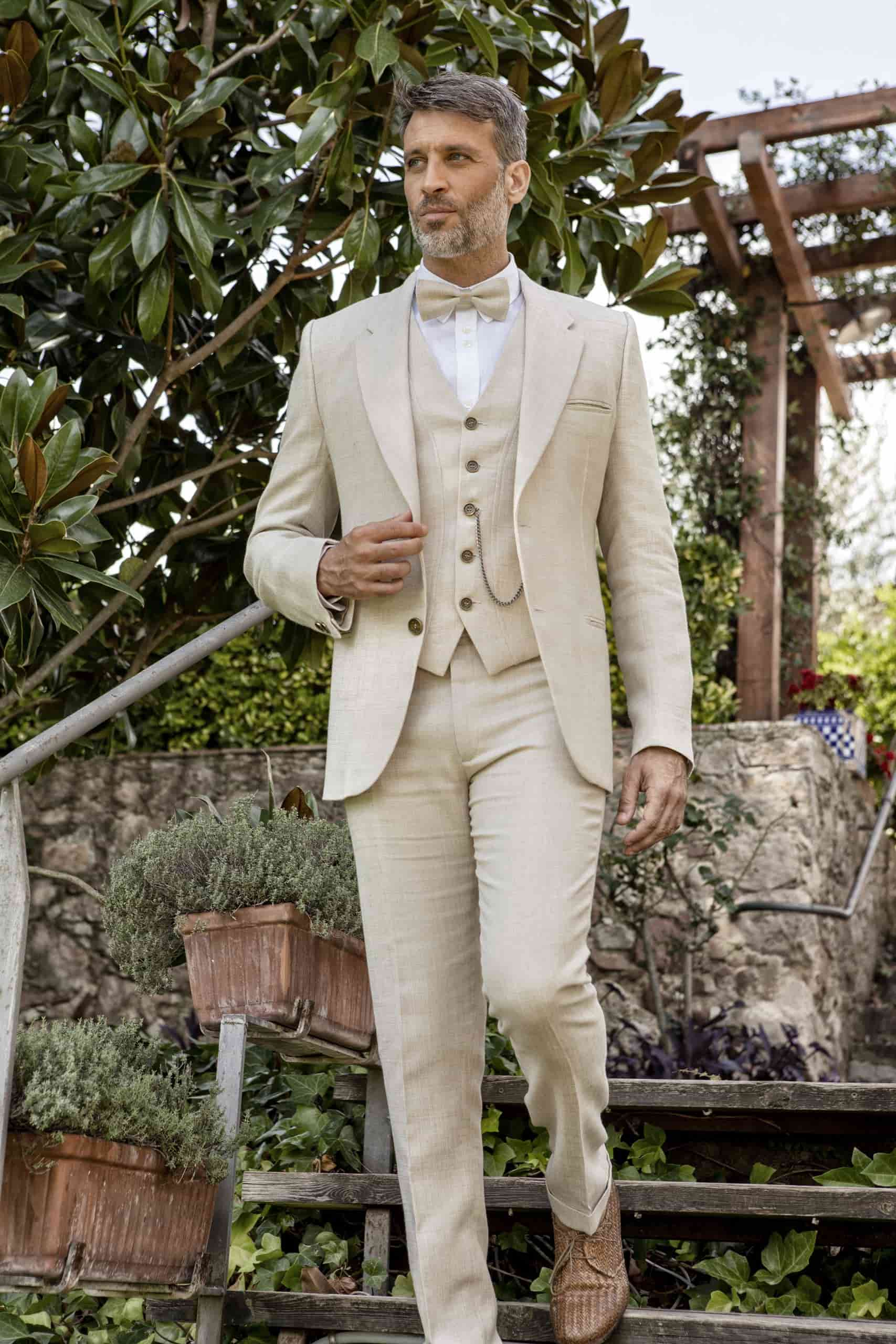 Traje pardo para hombre