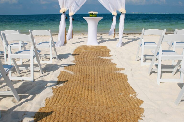 Cómo vestir en una boda de destino: trajes para climas cálidos