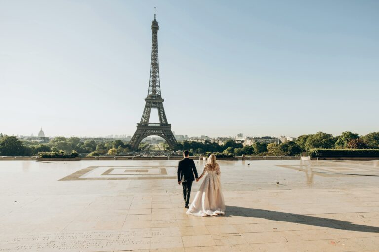 Trajes de novio para bodas en verano: comodidad y elegancia bajo el sol